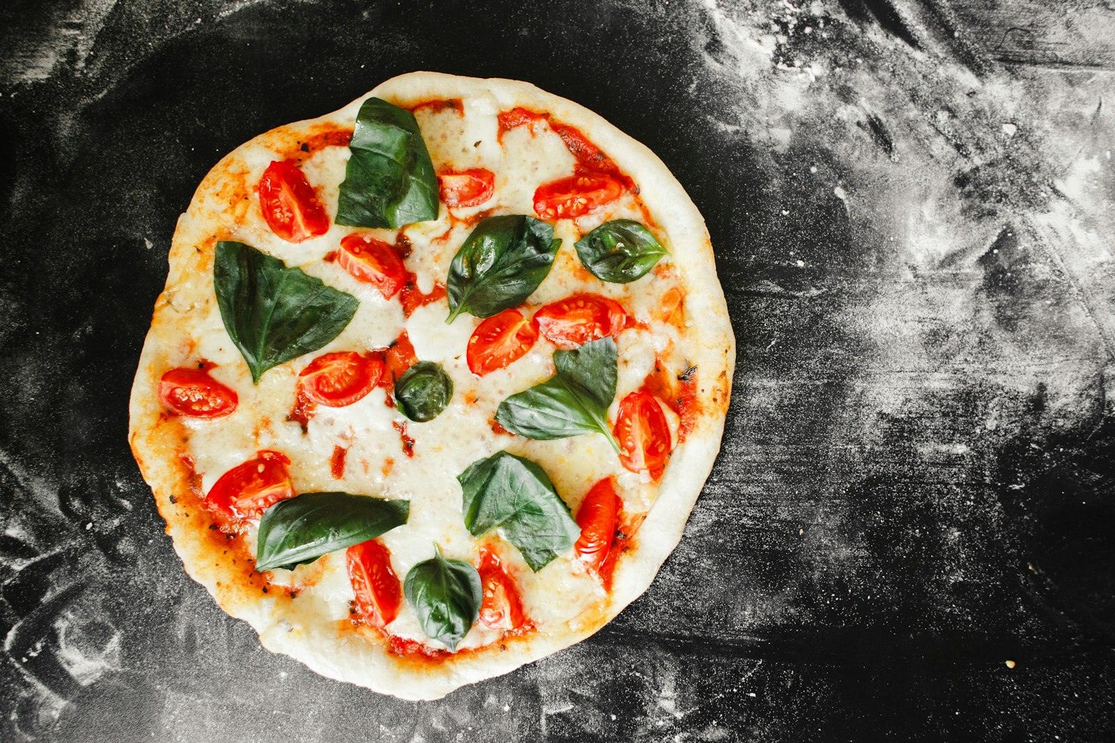 Pizza a la piedra recién horneada sobre pizarra