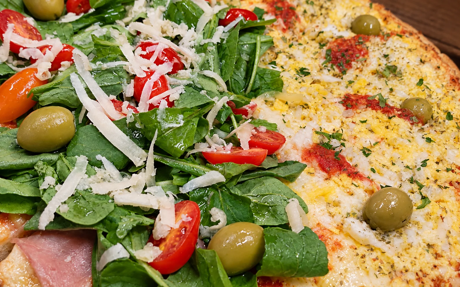 Pizza al molde bien cargada de muzzarella y rúcula recién horneada — Lo de Diego Pizza, delivery en Quilmes Oeste