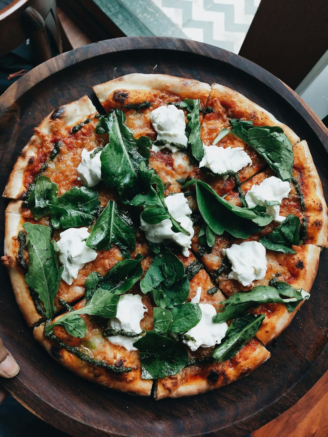 Pizza especial con verdeo y rúcula